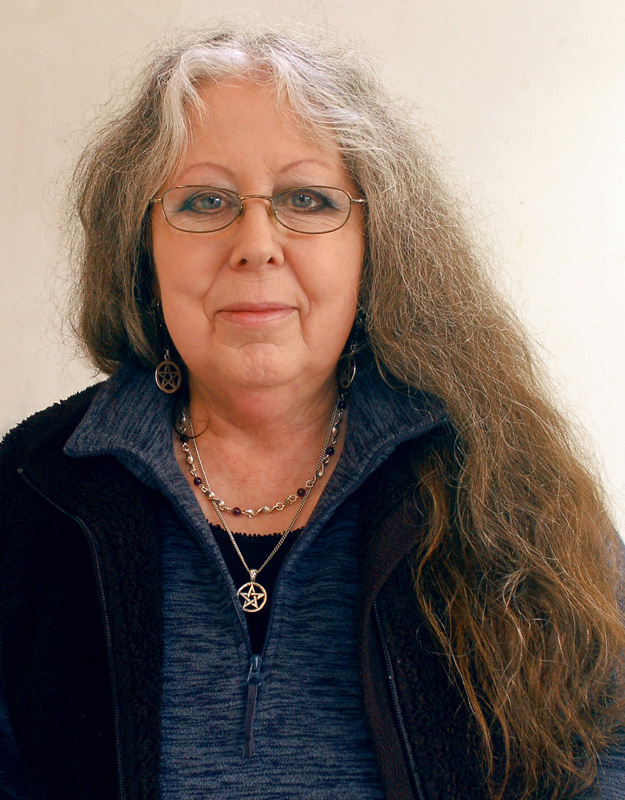 Portrait-Sarah-Vivian Sarah Vivian, cover artist of Witch Country, Womancraft Publishing